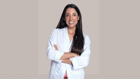Andrea Combalia, dermatóloga: “Los rayos ultravioleta son capaces de atravesar las nubes y quemarnos, incluso, en los días nublados o frescos; es esencial protegernos todos los días”