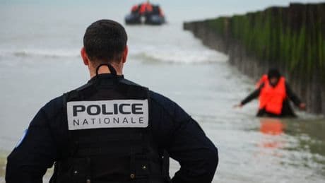 Traversée de la Manche: un mort et plusieurs blessés après le naufrage d'une embarcation de migrants