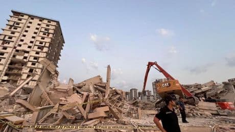 İş makinası operatörü bina yıkımı sırasında göçük altında kaldı