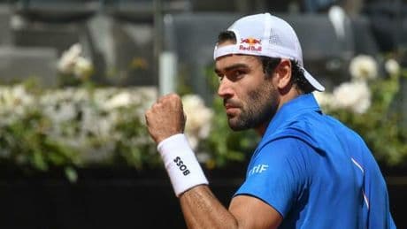 Berrettini vince e si commuove al ritorno a Roma dopo 4 anni: «Mi siete mancati». Fearnley battuto 6-4, 7-6 (0)