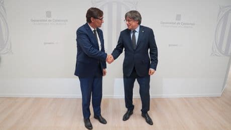 Federico a las 7: Reunión Illa - Puigdemont, cambio ficus por bandera