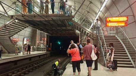 «Se ha tirado a las vías del metro para que no le apuñalen»