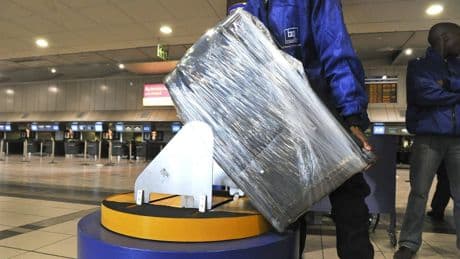 Urlaub mit Flugzeug: Sollten Sie Ihren Koffer in Folie einwickeln?