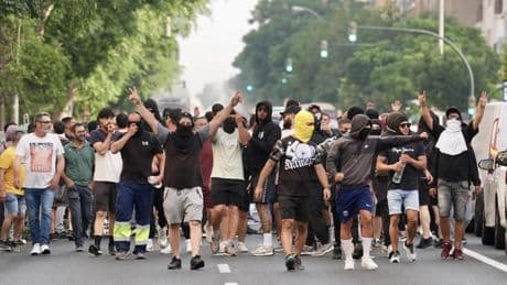 El metal se planta en Cádiz: arranca la huelga con barricadas, cortes de carreteras y altercados con la Policía