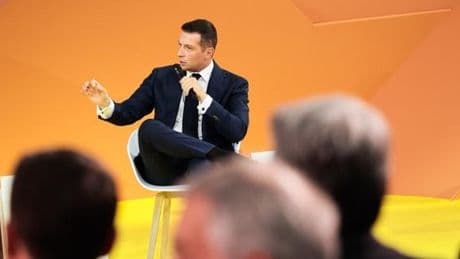 Jordan Bardella fait de belles promesses au patronat pour parer le procès en irresponsabilité