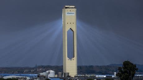 Un 'ojo de Sauron' pionero a unos kilómetros de Sevilla: termosolar, la solar olvidada que se reivindica contra los apagones