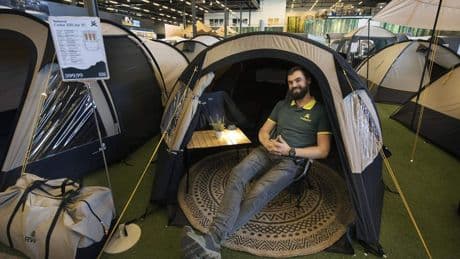 Dit zijn de trends in de kampeerwinkel: ’Luchtbedden verkopen we eigenlijk alleen nog maar voor festivals’