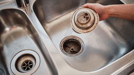 Simpler Trick: Ein Hausmittel verhindert, dass es aus dem Abfluss stinkt