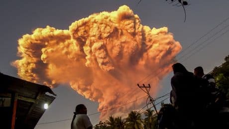 Indonésie: les images impressionnantes de l'éruption du volcan Lewotobi Laki-Laki