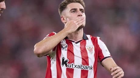 Robert Navarro y los toques a su tupé de los compañeros del Athletic: «A más de uno le gustaría tener mi pelo»