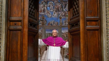 La fumata negra abre la pugna entre los favoritos del cónclave en una Iglesia dividida