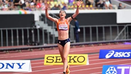 Anne Luijten doorstaat snikhete marathon op WK met zakken ijs in topje, goud voor Peres Jepchirchir