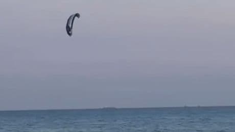 Mersin'de 2 ayrı paraşüt kazası; biri tabelaya takıldı, diğeri denize düştü