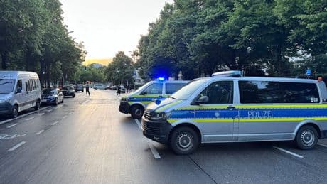Sie stach auf 2 Menschen ein - Polizei erschießt Frau an Münchner Theresienwiese