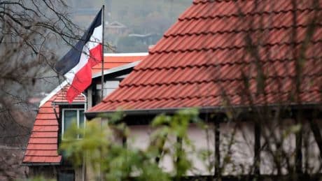 Ignorieren oder Protestieren: Was tun mit rechtsextremen Nachbarn?