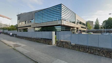 Hallan una bala en uno de los cristales de la sede de la Agencia Tributaria en Ferrol