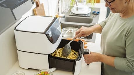 Adiós comida reseca: la función oculta que evita que alimentos se sequen en la freidora de aire