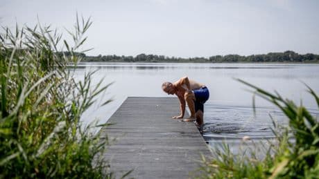 De Nederlandse waterkwaliteit neemt dit jaar af – maar Friese zwemmers laten zich niet weerhouden door poep of blauwalg