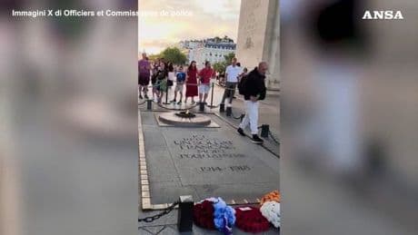 Parigi, si accende una sigaretta con la fiamma del Milite Ignoto: arrestato