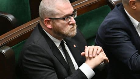 Prohíben la entrada al Parlamento polaco a un político ultra por vandalizar una exposición LGBTI