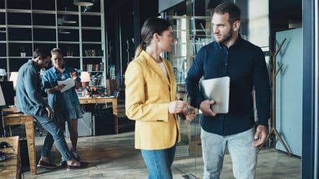 Le droit français interdit-il à des salariés de la même entreprise d’entretenir une relation intime ?