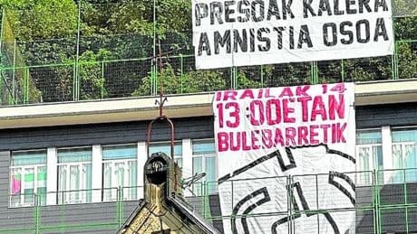 Denuncian una pancarta por los presos de ETA en un colegio público