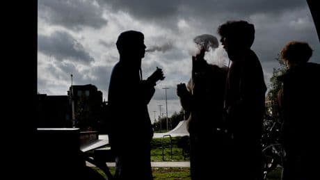 Steeds meer tieners vapen. Wat kun je als ouder doen?