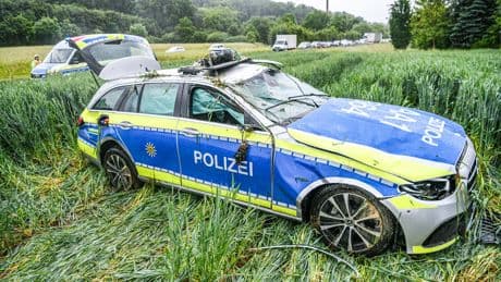 Totalschaden nach Aquaplaning - Streifenwagen überschlägt sich mehrfach