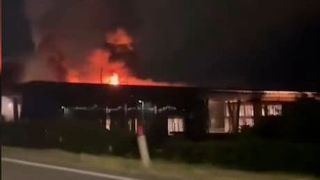 Mitten auf Vereinsgelände - Meterhohe Flammen bei Traditionsverein