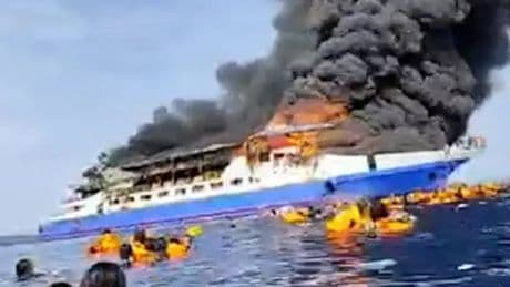 El incendio del barco ‘KM Barcelona’ obliga a evacuar a cientos de pasajeros
