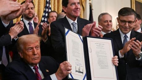 Trump hace de oro a Vance y a su propia familia manipulando el mercado de criptomonedas desde la Casa Blanca