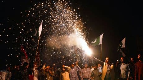 De eerste explosies worden al snel gemeld na het ingaan van de wapenstilstand India en Pakistan