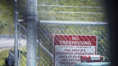 Una jueza federal paraliza temporalmente las obras del centro de detención 'Alligator Alcatraz' de Trump