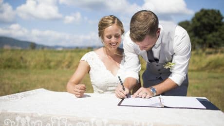 Praat mee: Vind jij het nog wel van deze tijd om de naam van je partner aan te nemen?