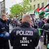 Journalisten bedrängt, verbotene Symbole gezeigt: Polizei nimmt 15 Personen bei Ostermarsch in Berlin-Kreuzberg fest
