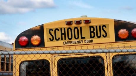 Un bus scolaire se renverse sur l'autoroute aux États-Unis: au moins un mort et plusieurs blessés