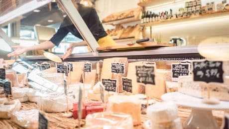 Hersteller ruft 2 Käse-Sorten zurück: Bei diesen Symptomen müssen Sie sofort zum Arzt