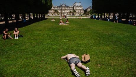 À Paris, touristes et habitants apprivoisent tant bien que mal la chaleur