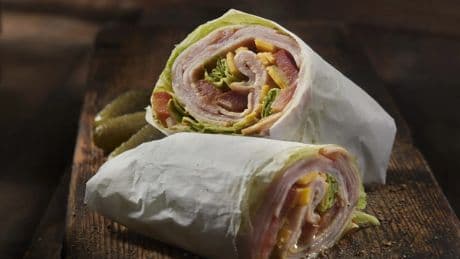 Wrap de tortilla de queso cottage y huevo, una receta barata, deliciosa y alta en proteínas