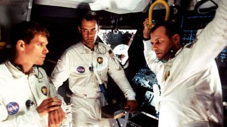 "Il y a des gens qui osent...": Tom Hanks, qui incarne Jim Lovell dans "Apollo 13", rend hommage à l'astronaute disparu