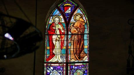 Dans une église du Lot-et-Garonne, un vitrail à la gloire de Pétain sème le malaise