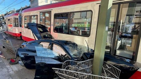 Autofahrer schwer verletzt - Stadtbahn in Dortmund entgleist bei Crash mit Audi