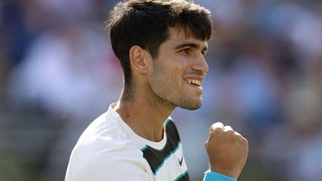 Carlos Alcaraz debuta sobre la hierba de Queen's con victoria ante Walton (6-4 y 7-6)