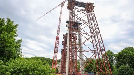 Arbeitsunfall: Drei Brücken-Bauarbeiter sterben bei Gondelabsturz