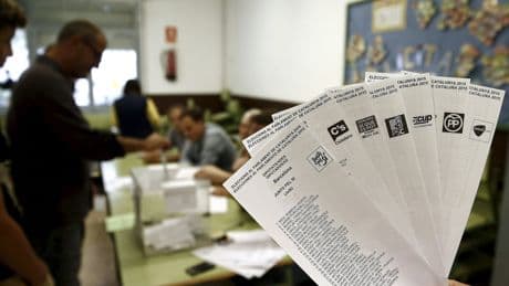 Barómetro CIS de abril: El PSOE pierde apoyo, el PP cae mínimos y Vox se dispara