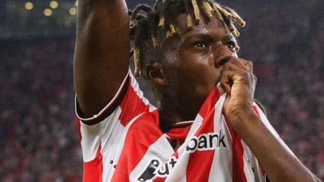 El beso al escudo de Nico Williams al marcar en San Mamés tras su verano más agitado