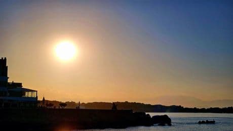 El último rayo de luz de la puesta de sol en l’Escala