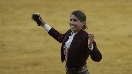 'Bético' y sevillistas: el 'polémico' debut de Lea Vicens en La Maestranza