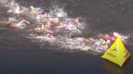 Einer nach dem anderen - Triathleten knallen gegen Boje
