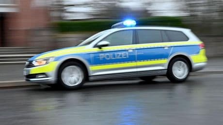 Unglücklich agiert: Auto macht sich selbstständig und rollt Abhang hinab